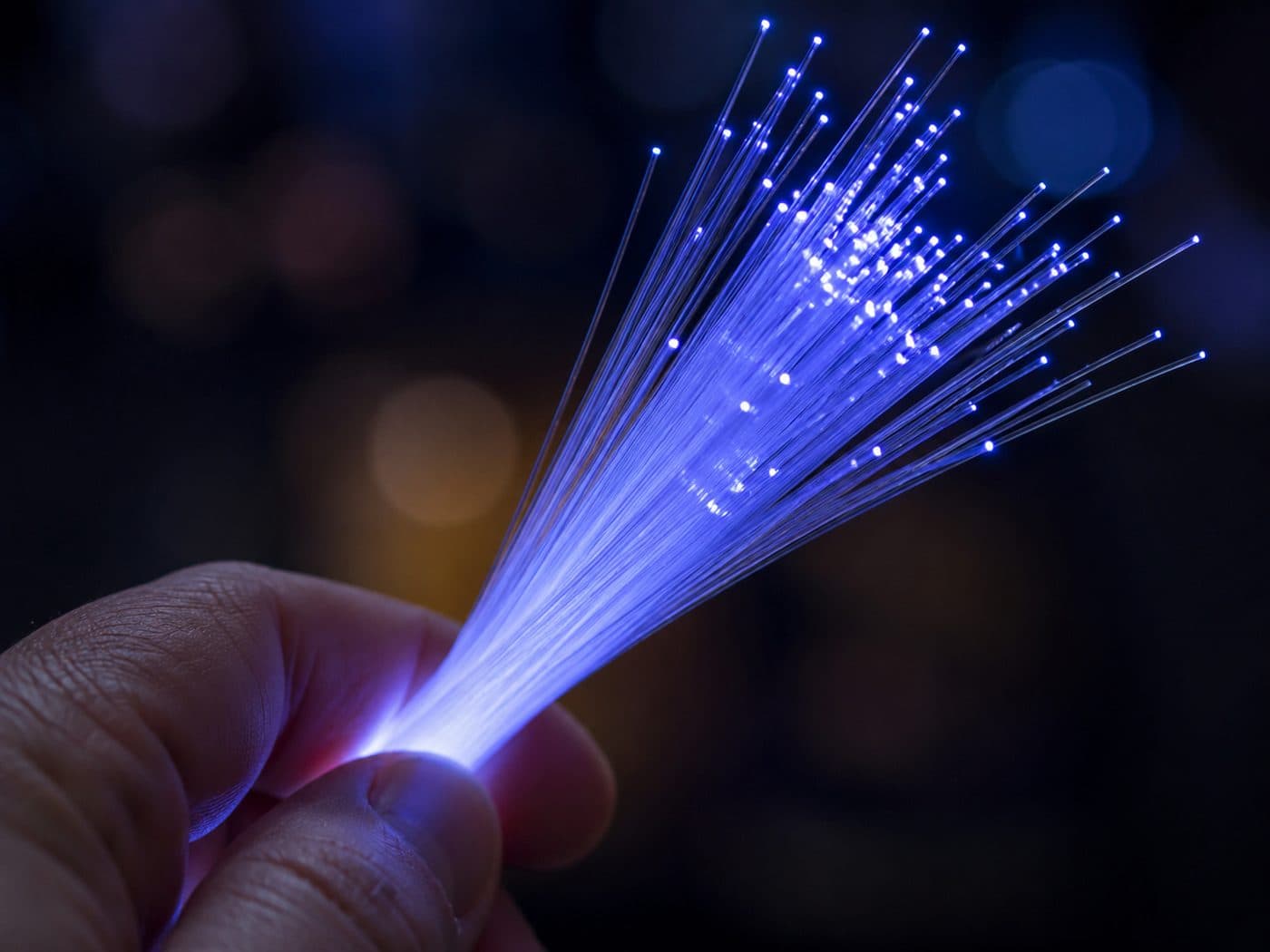 Fibra óptica transmitiendo datos